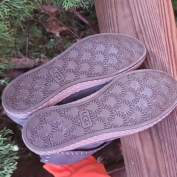 UGG Varney Ankle Bootie - Picture 5 of 8